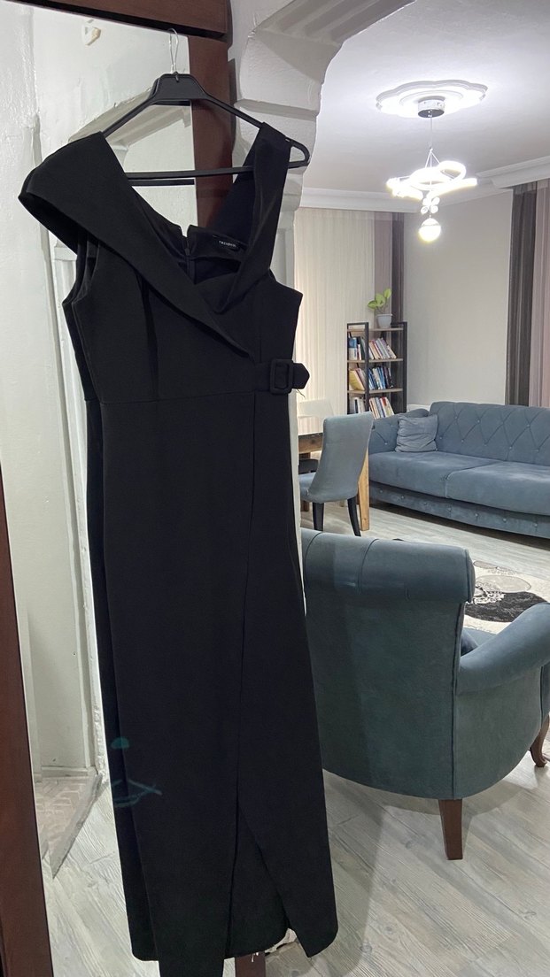 Siyah V Yaka Kemerli Uzun Elbise - Görsel 3