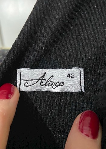 Siyah Nakışlı V Yakalı Uzun Gotik Elbise - Görsel 3