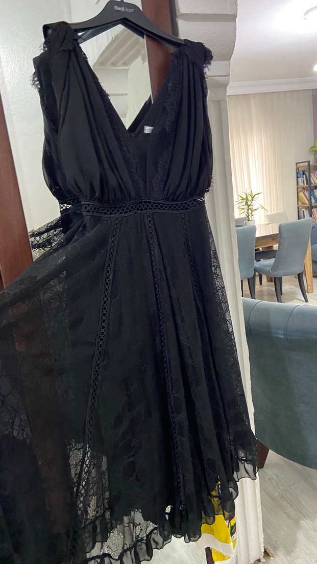 Siyah Nakışlı V Yakalı Uzun Gotik Elbise - Görsel 2