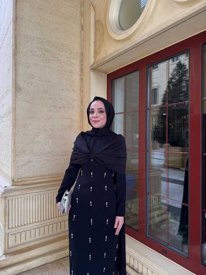 Siyah Nakışlı Uzun Gotik Elbise - Görsel 2