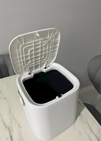 Beyaz Click kapaklı tezgah üstü çöp kovası - Görsel 3