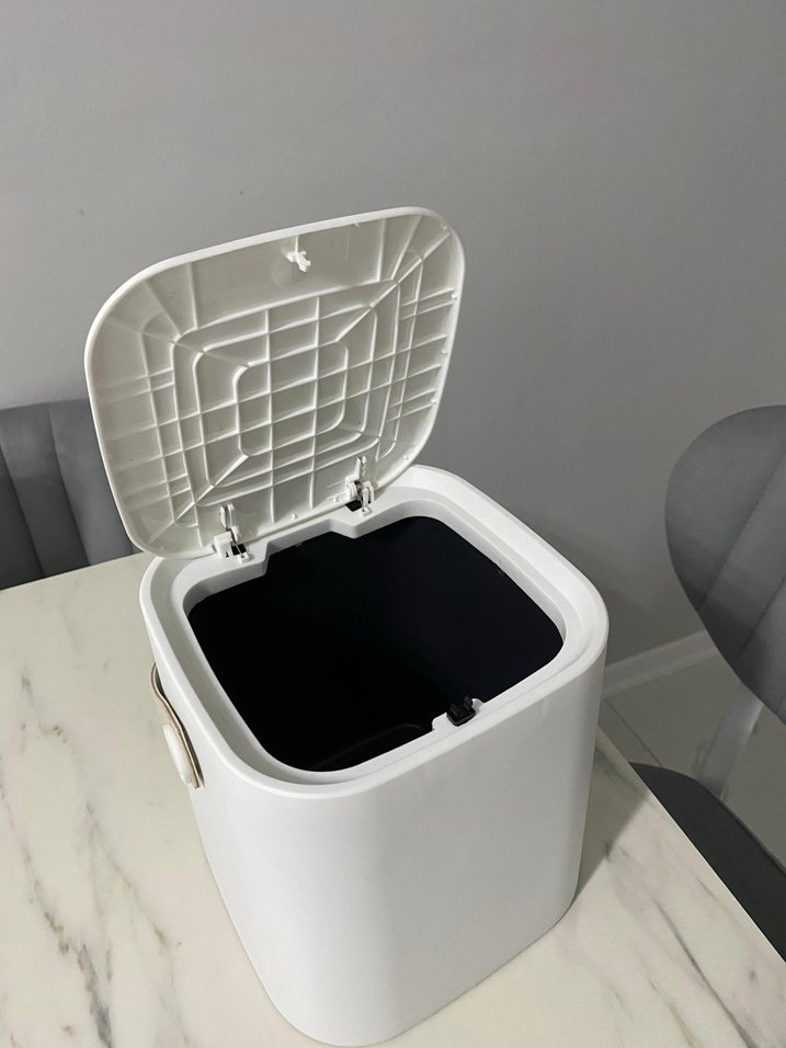 Beyaz Click kapaklı tezgah üstü çöp kovası - Görsel 3