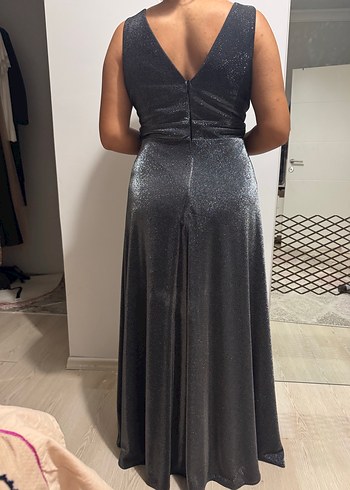 V Yaka Gri Parlak Midi Abiye Elbise - Görsel 5