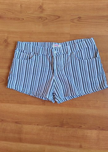 Çizgili Pilili Mini Kot Şort