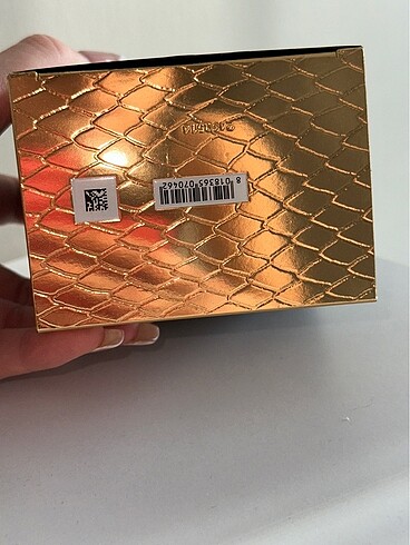 Beden Versace Crystal Noir EDP parfüm kutusu