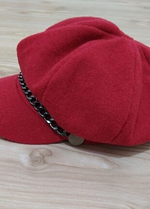 Kırmızı zincirli kasket şapka