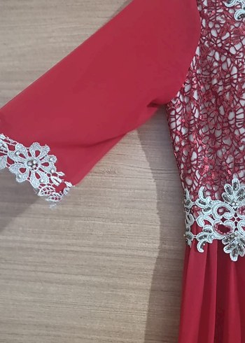 Dantel İşlemeli Kırmızı Uzun Kollu Abiye Elbise