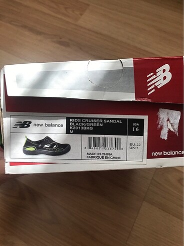 22 Beden siyah Renk New blance sandalet