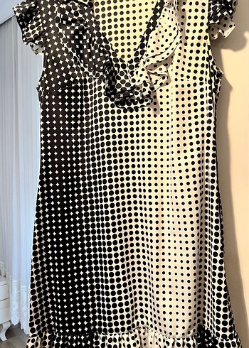 Kadın diz üstü puantiyeli volanlı hem günlük hem şık elbise - Görsel 2