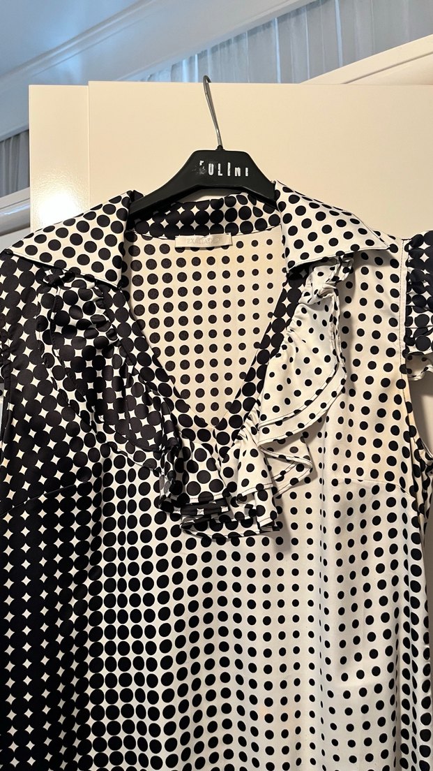 Kadın diz üstü puantiyeli volanlı hem günlük hem şık elbise - Görsel 3