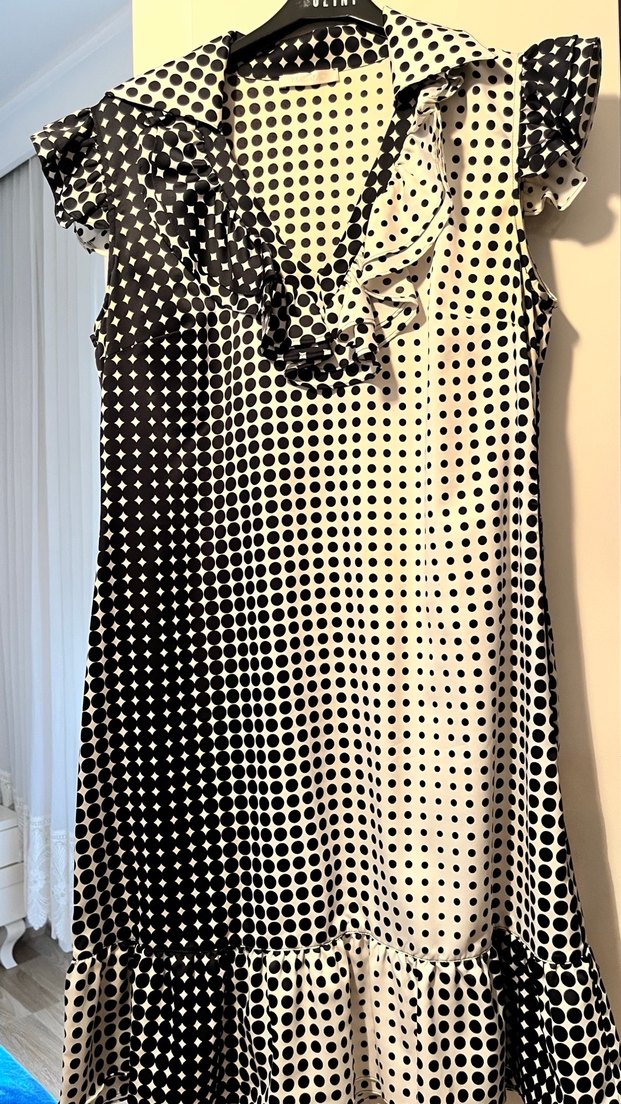 Kadın diz üstü puantiyeli volanlı hem günlük hem şık elbise - Görsel 2