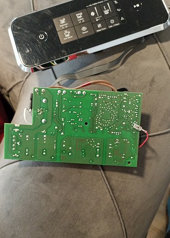 Yeşil Elektronik Devre Kartı ve Kontrol Paneli - Görsel 2