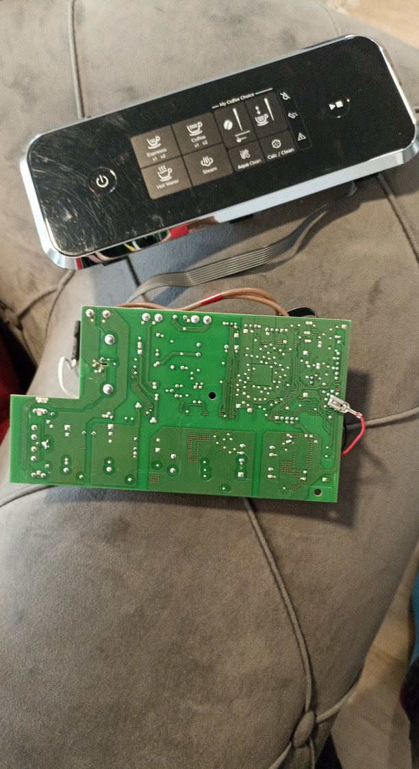 Yeşil Elektronik Devre Kartı ve Kontrol Paneli - Görsel 2