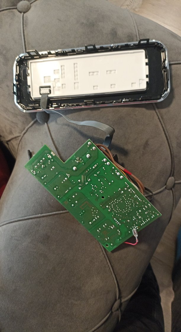 Yeşil Elektronik Devre Kartı ve Kontrol Paneli - Görsel 3