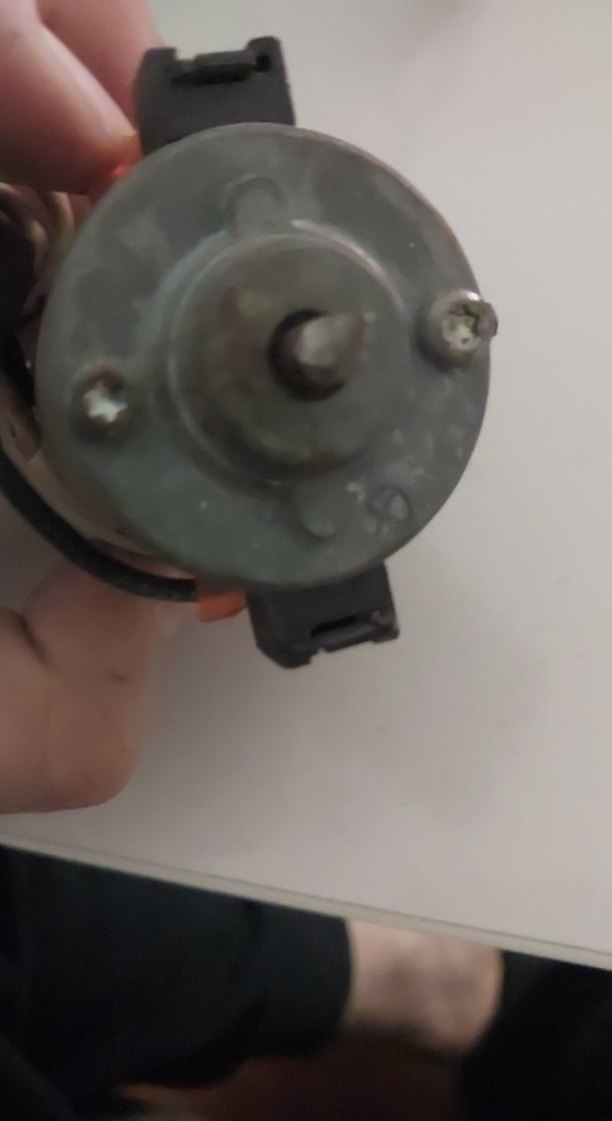 Bej ve Gri Endüstriyel Motor Parçası - Görsel 2