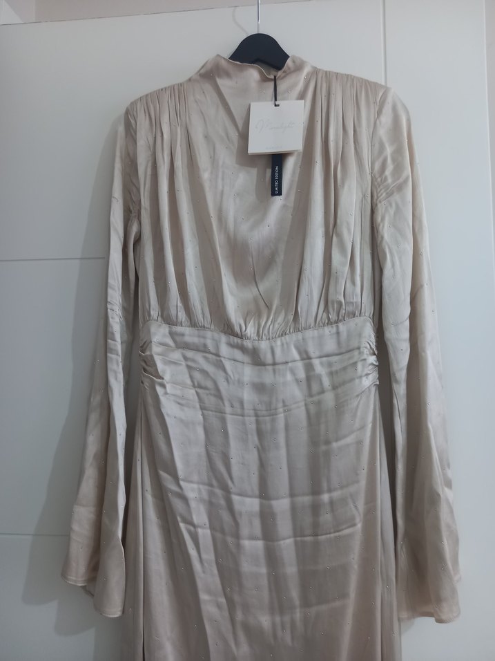 Beyaz Uzun Kollu Drapeli Uzun Elbise - Görsel 4