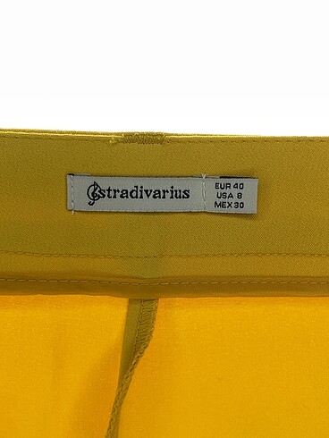 40 Beden sarı Renk Stradivarius Mini Şort %70 İndirimli.