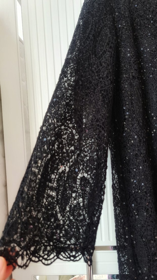 Dantel Detaylı Siyah Uzun V Yaka Elbise - Görsel 3