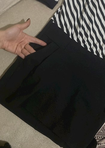 Siyah beyaz mini elbise günlük kullanıma da uygundur - Görsel 2