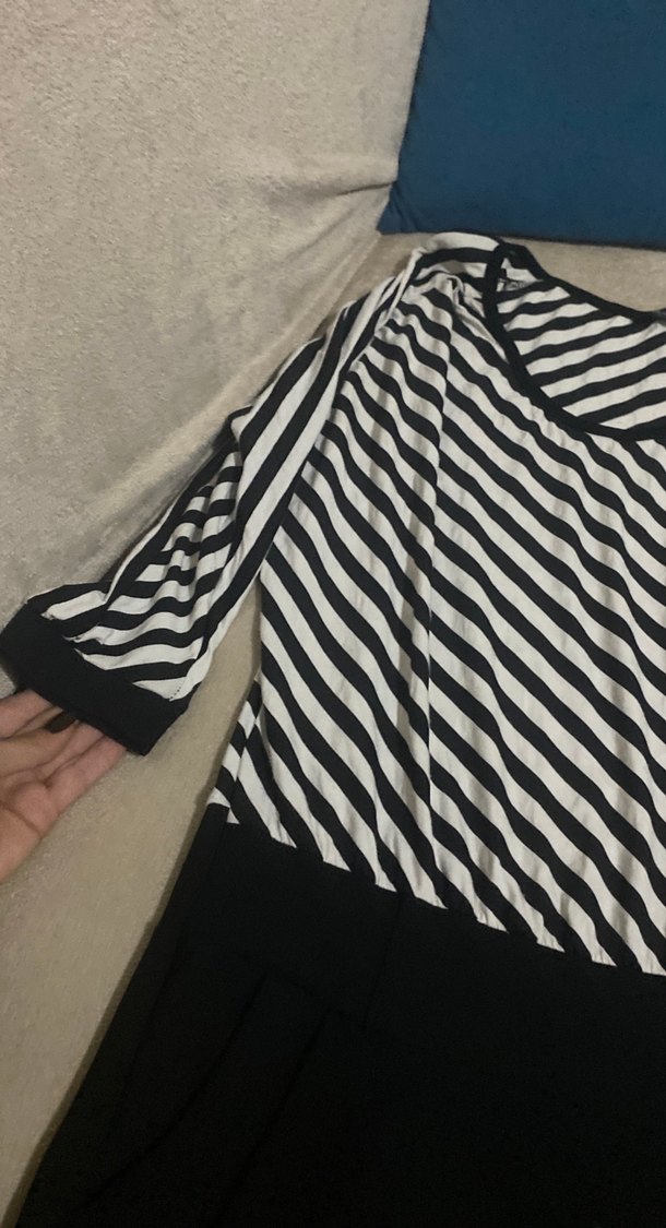 Siyah beyaz mini elbise günlük kullanıma da uygundur - Görsel 3