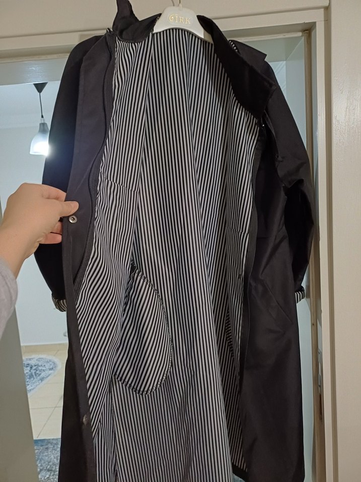 Siyah Piliseli Uzun  yağmurluk - Görsel 2