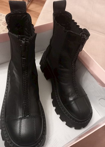 Elle Siyah Deri Gotik Fermuarlı Kadın Bot