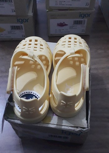 25 Beden Igor Tobby Solid Unisex Çocuk Sandalet