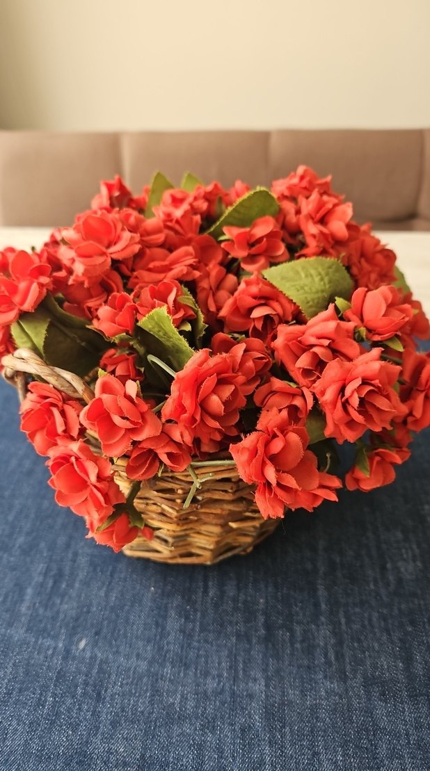 Kırmızı Sepette Yapay Çiçek Aranjmanı - Görsel 3