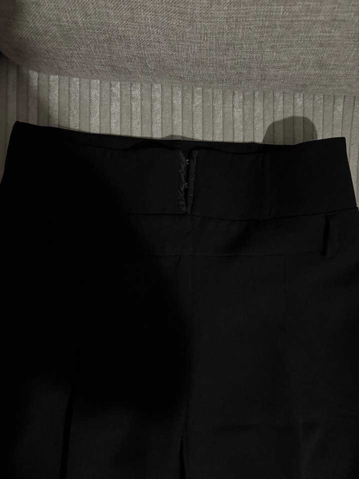 Kemer Tokalı Siyah Mini Deri Pantolon - Görsel 5