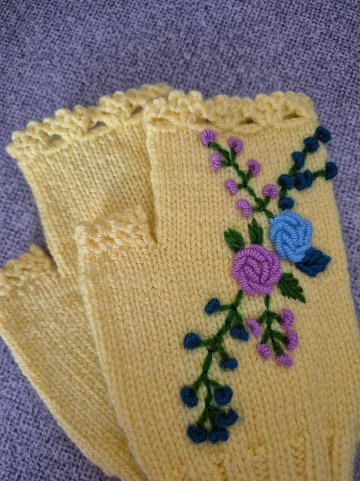 Sarı Nakışlı Örgü Parmaksız Eldiven - Görsel 2