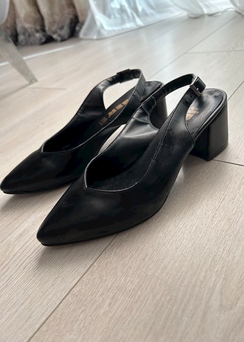 Klasik Siyah Tokalı Stiletto