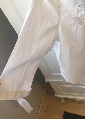 Quzu Boyundan Bağlamalı Beyaz Gömlek - Görsel 5