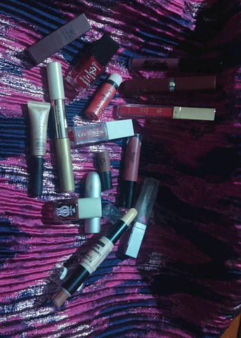 L'Oreal Bordo Renkli Ruj - Görsel 3