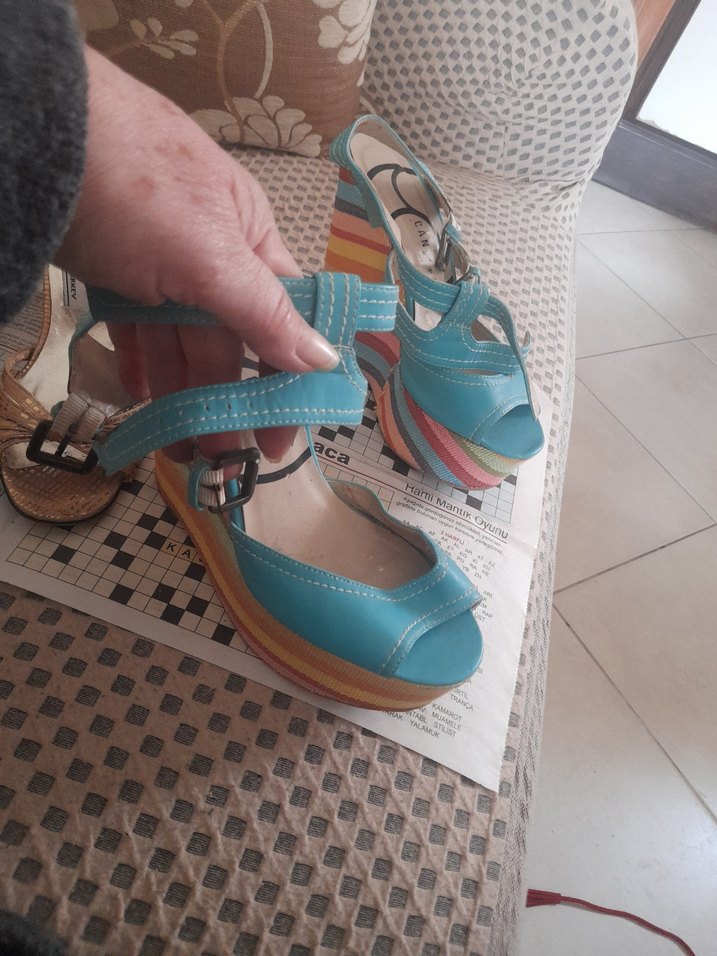 Mavi Tokalı Dolgu Topuk Kadın Sandalet - Görsel 3