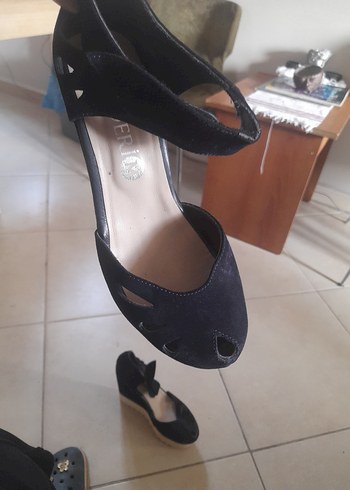 Siyah Dolgu Topuklu Tokalı Kadın Sandalet - Görsel 4