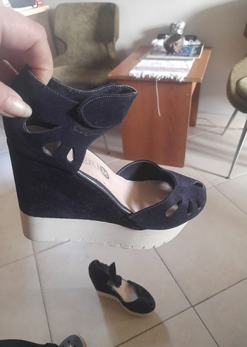 Siyah Dolgu Topuklu Tokalı Kadın Sandalet - Görsel 3