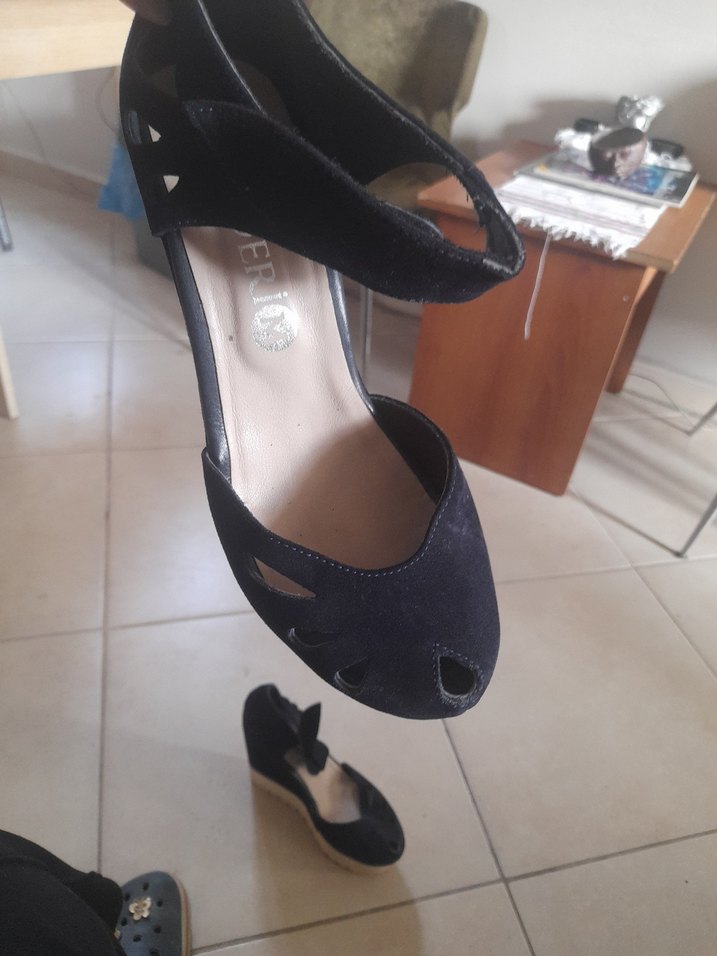 Siyah Dolgu Topuklu Tokalı Kadın Sandalet - Görsel 4