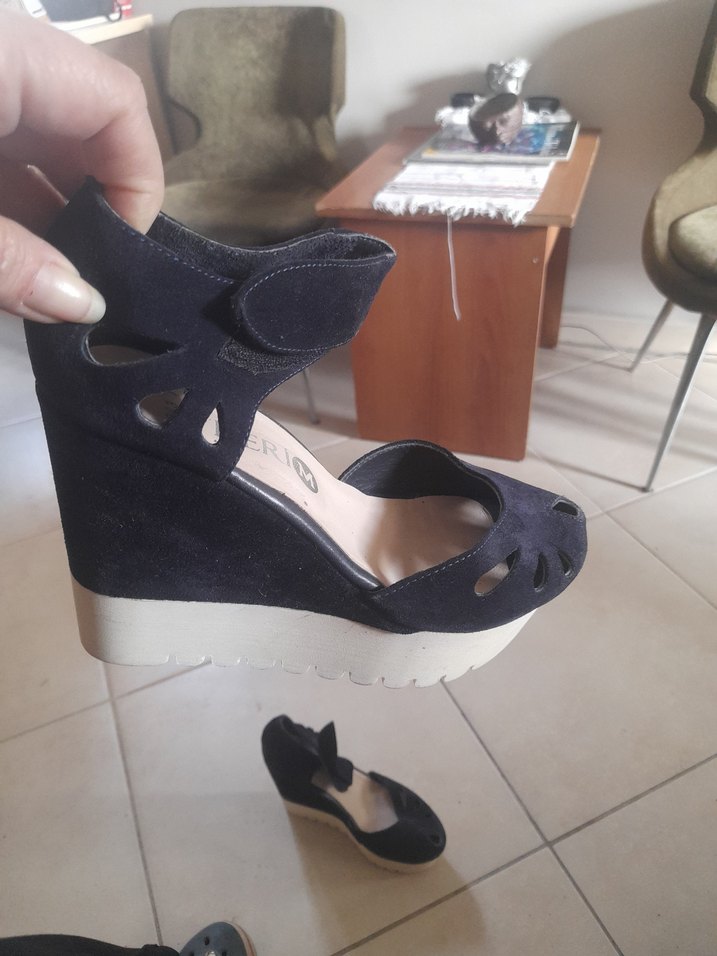 Siyah Dolgu Topuklu Tokalı Kadın Sandalet - Görsel 3