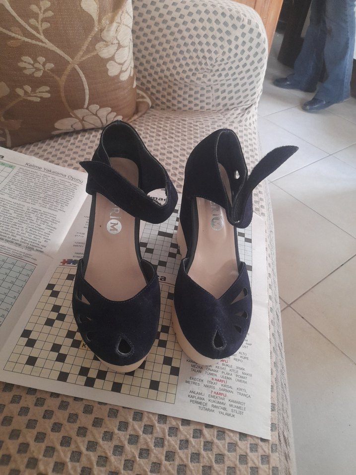 Siyah Dolgu Topuklu Tokalı Kadın Sandalet - Görsel 5