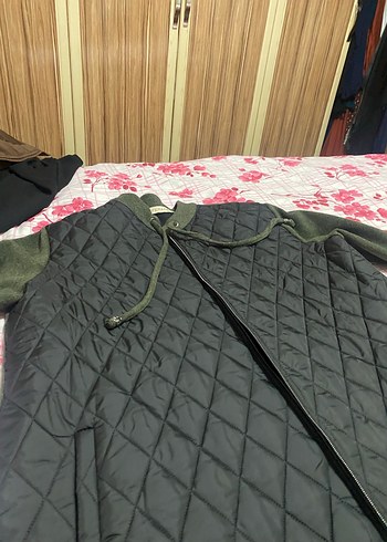 siyah yesil detaylı kapalı mont - Görsel 3