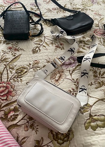 Beyaz Baskılı Deri Calvin Klein Çapraz Çanta - Görsel 2