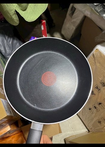 Tefal tava 24 cm sıfır ürün ama taşımada dışlari biraz çizik var