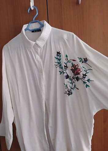 yazlık nakış desenli beyaz gömlek. - Görsel 2