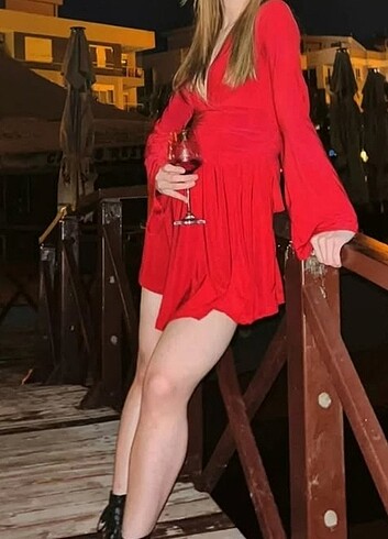 Kırmızı elbise