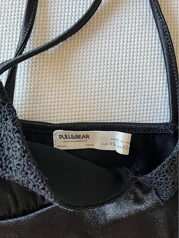 Pull and Bear Pull&Bear satin görünümlü siyah crop