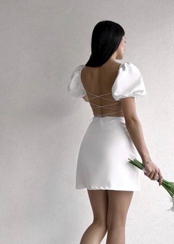 Beyaz sırt dekolteli bağlamalı mezuniyet elbisesi - Görsel 2
