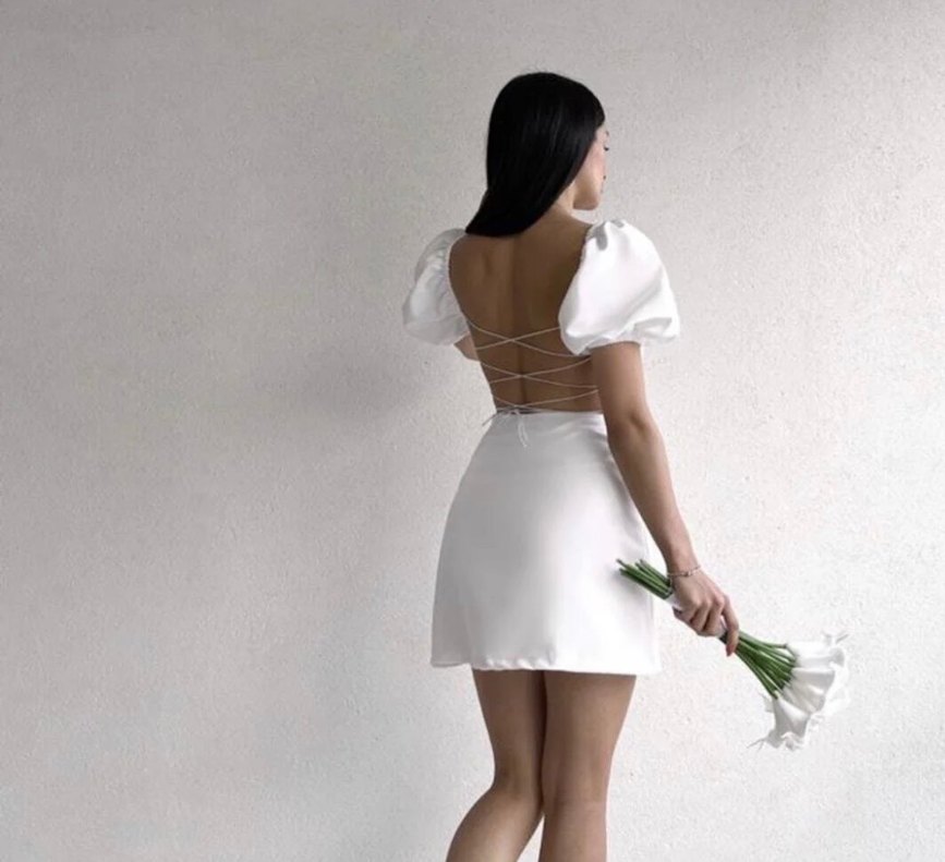 Beyaz sırt dekolteli bağlamalı mezuniyet elbisesi - Görsel 2