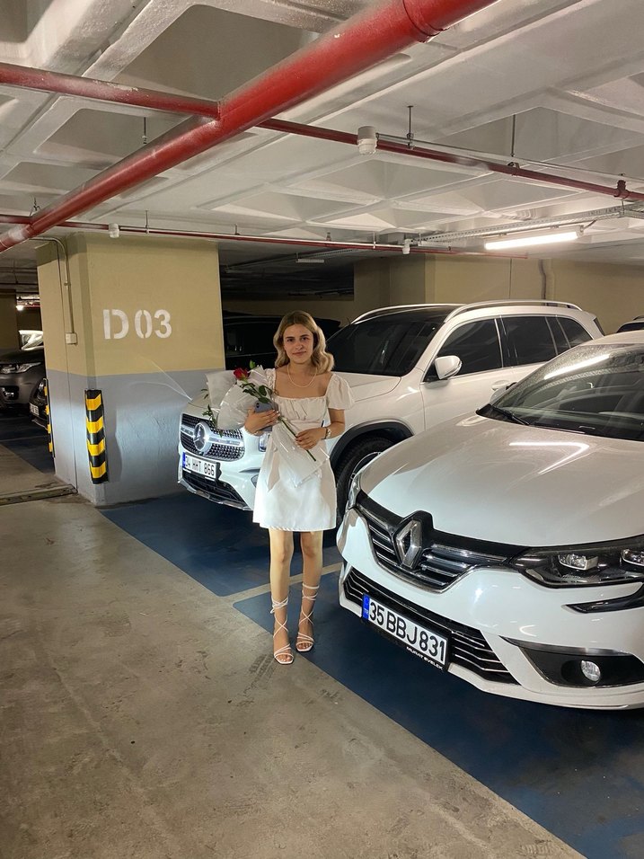 Beyaz sırt dekolteli bağlamalı mezuniyet elbisesi - Görsel 3