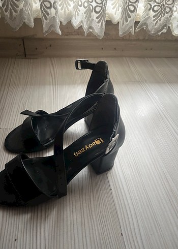 Kemerli Siyah Yılan Desenli Topuklu Ayakkabı - Görsel 2