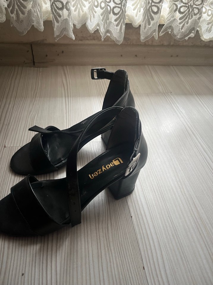 Kemerli Siyah Yılan Desenli Topuklu Ayakkabı - Görsel 2